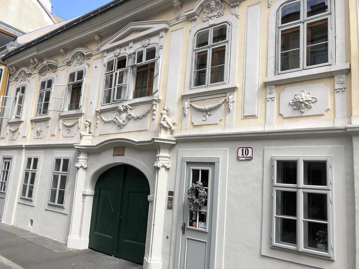 Boutique Hostel - Zum Goldenen Kegel Viena Exterior foto