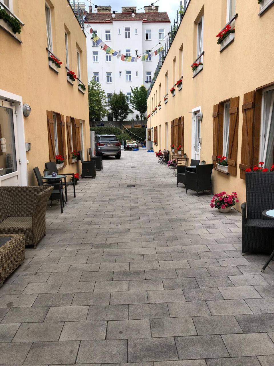 Boutique Hostel - Zum Goldenen Kegel Viena Exterior foto